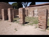 08545 ostia - regio v - insula vii - domus dei capitelli di stucco (v,vii,4-5) - peristylium - westseite - bli ri nordosten - 06-2022.jpg